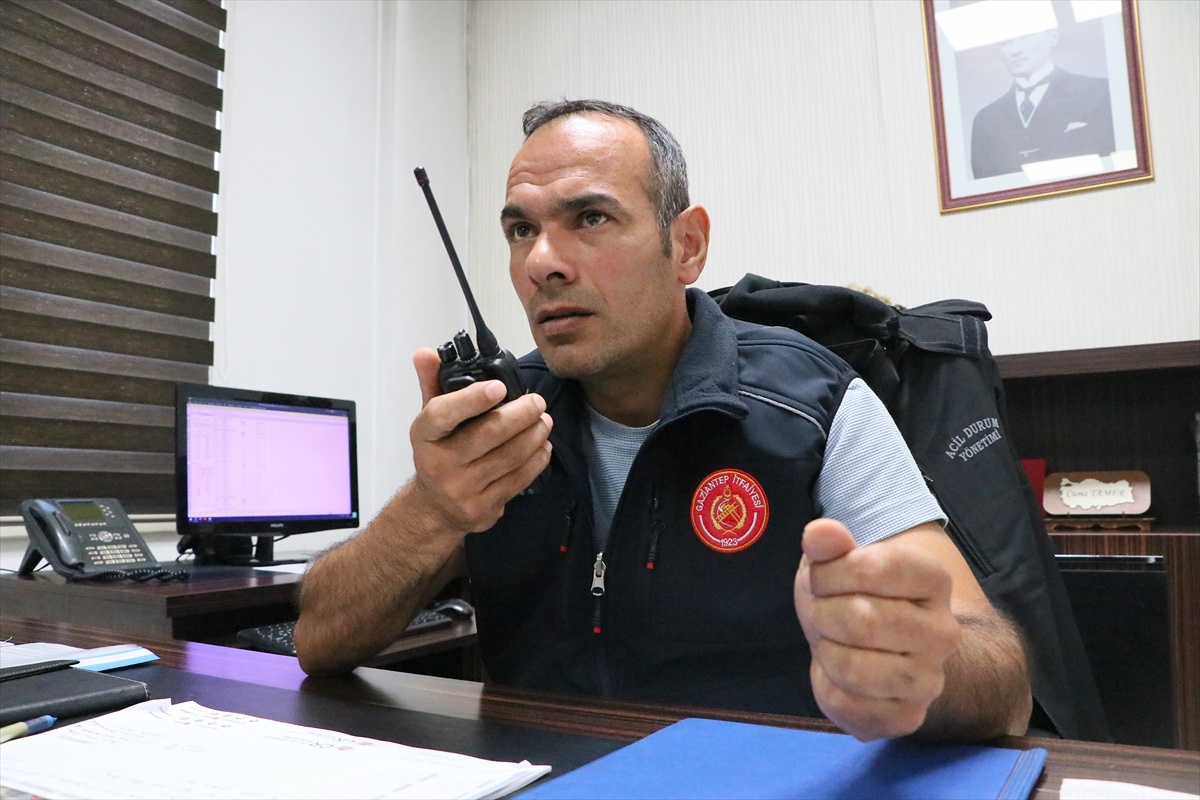 İtfaiyeci Cuma Tamer, Gaziantep\'te 17 yıldır görev yapıyor, babasıyla 14 yıl çalıştı