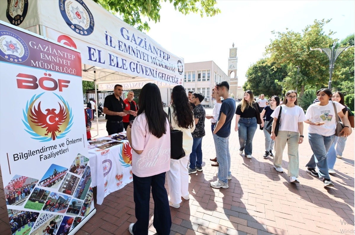 Gaziantep Emniyeti, GAÜN öğrencilerine dolandırıcılık ve dijital güvenlik uyarısı yaptı