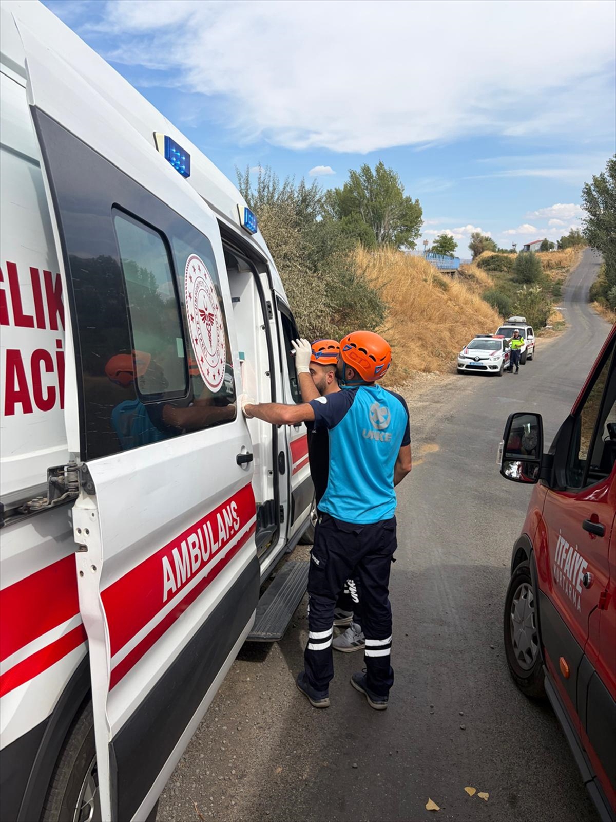 Bingöl Genç\'te Genç Belediyesi panelvanı savruldu, 3 kişi yaralandı