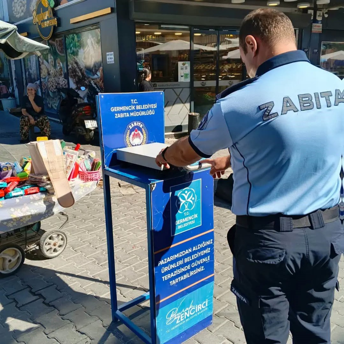 Germencik\'te semt pazarında zabıta etiket denetledi, vatandaşlar için tartı kurdu
