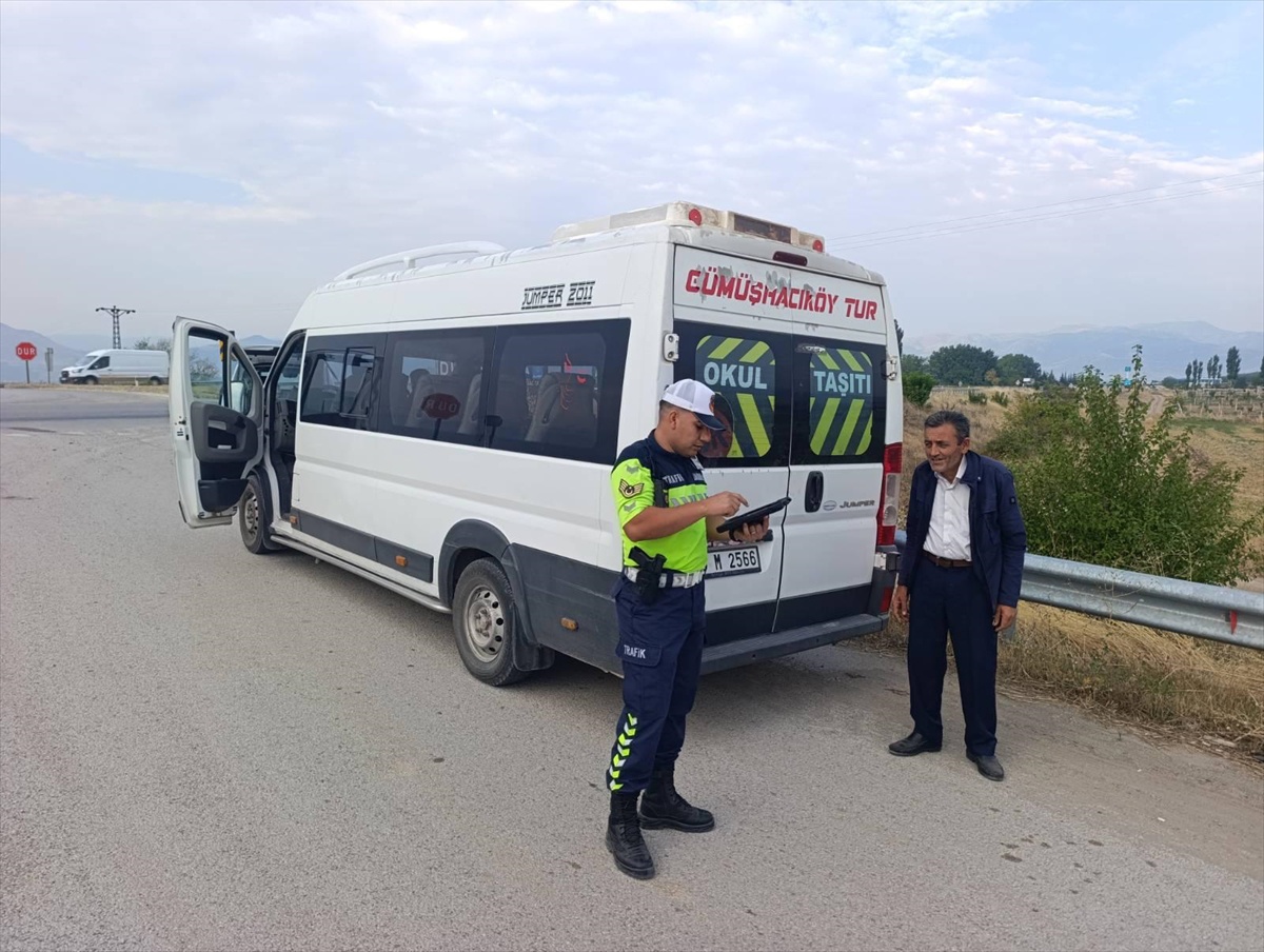 Gümüşhacıköy\'de jandarma okul servislerini denetledi, denetimler yıl boyu sürecek