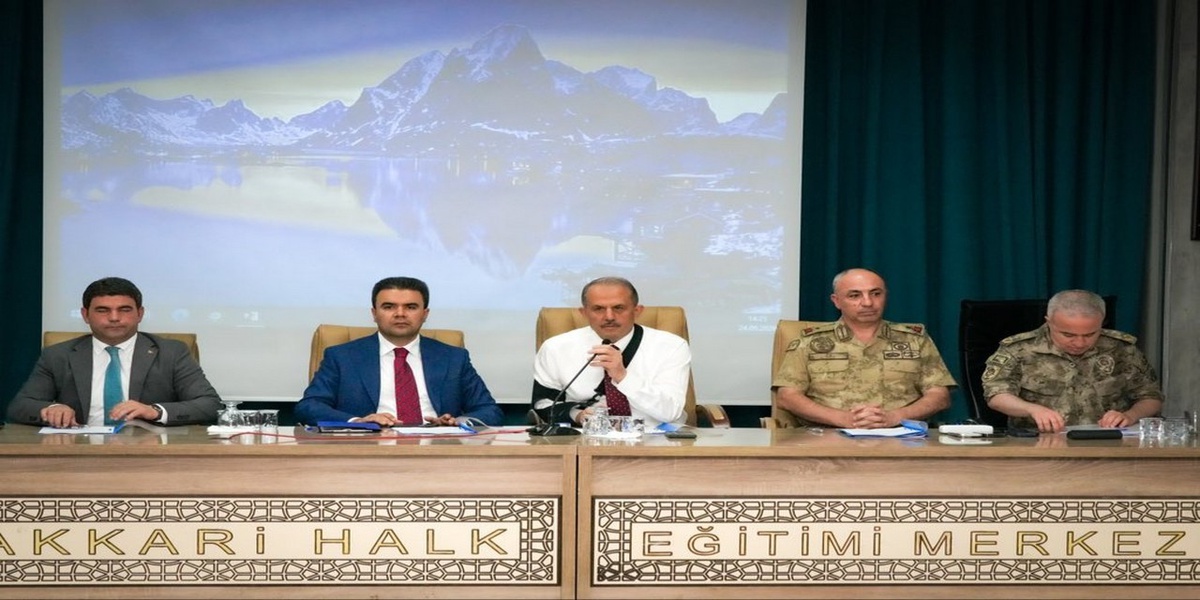 Hakkari\'de 2026-2027 eğitim yılı okul güvenliği toplantısı Vali başkanlığında yapıldı
