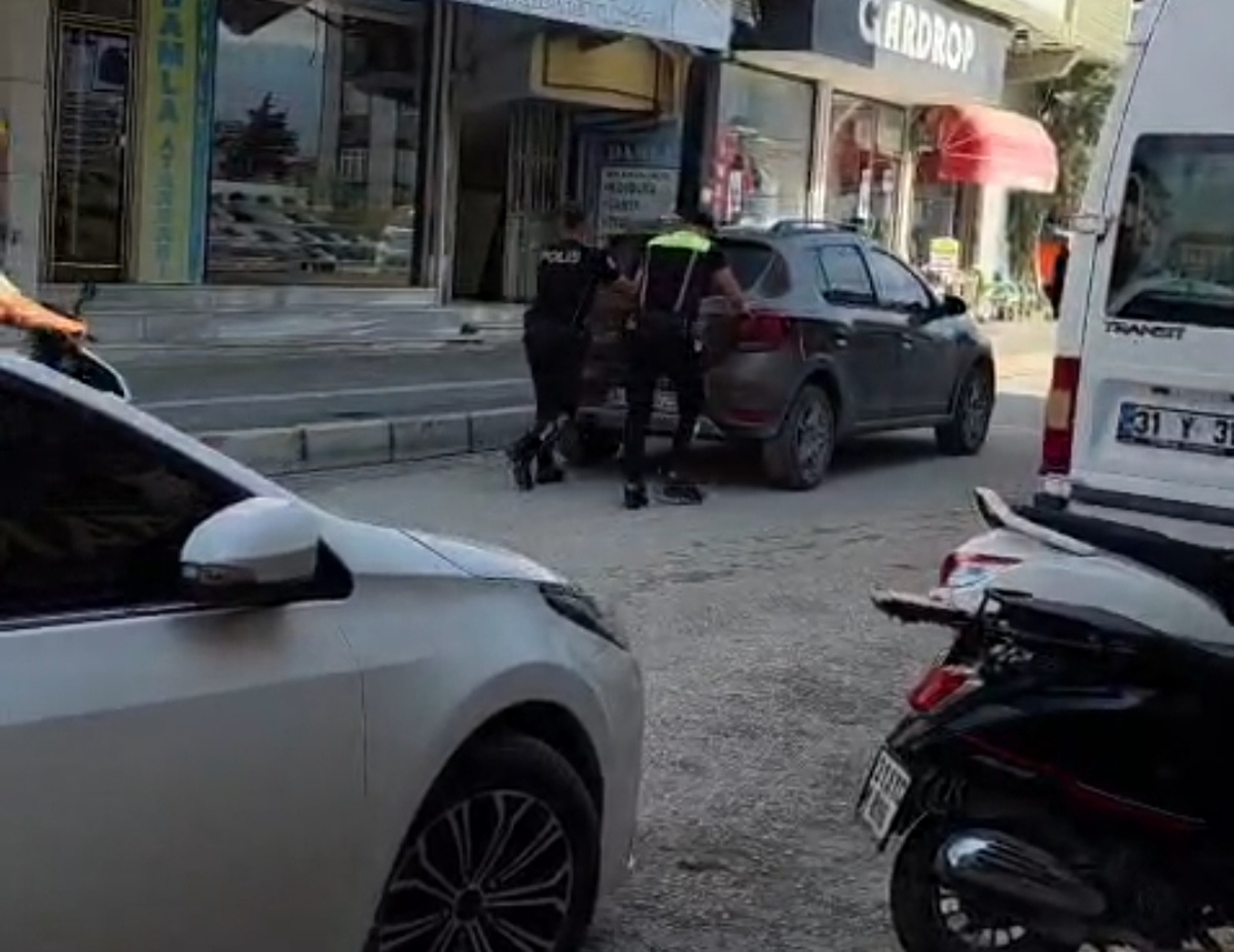 Hatay Samandağ\'da trafiği aksatan otomobili 2 polis iterek yolu açtı