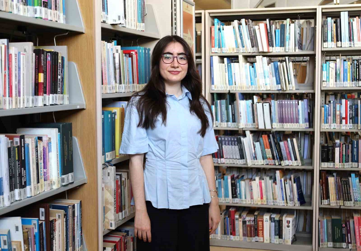İEÜ mezunu Berra Okudurlar, şiir makalesiyle edebiyat dalında Avrupa birincisi oldu