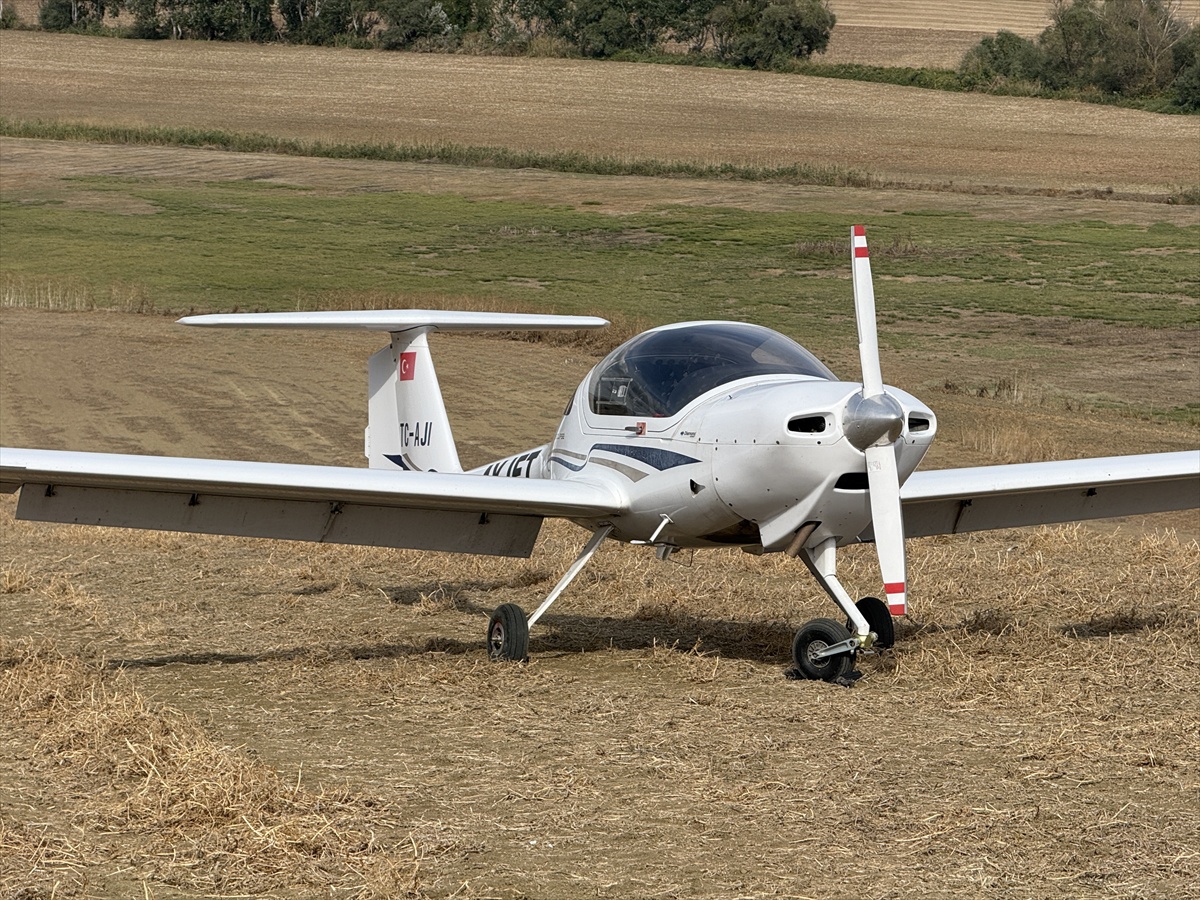 Tekirdağ\'da eğitim uçağı tarlaya zorunlu iniş yaptı, pilotlar yara almadı