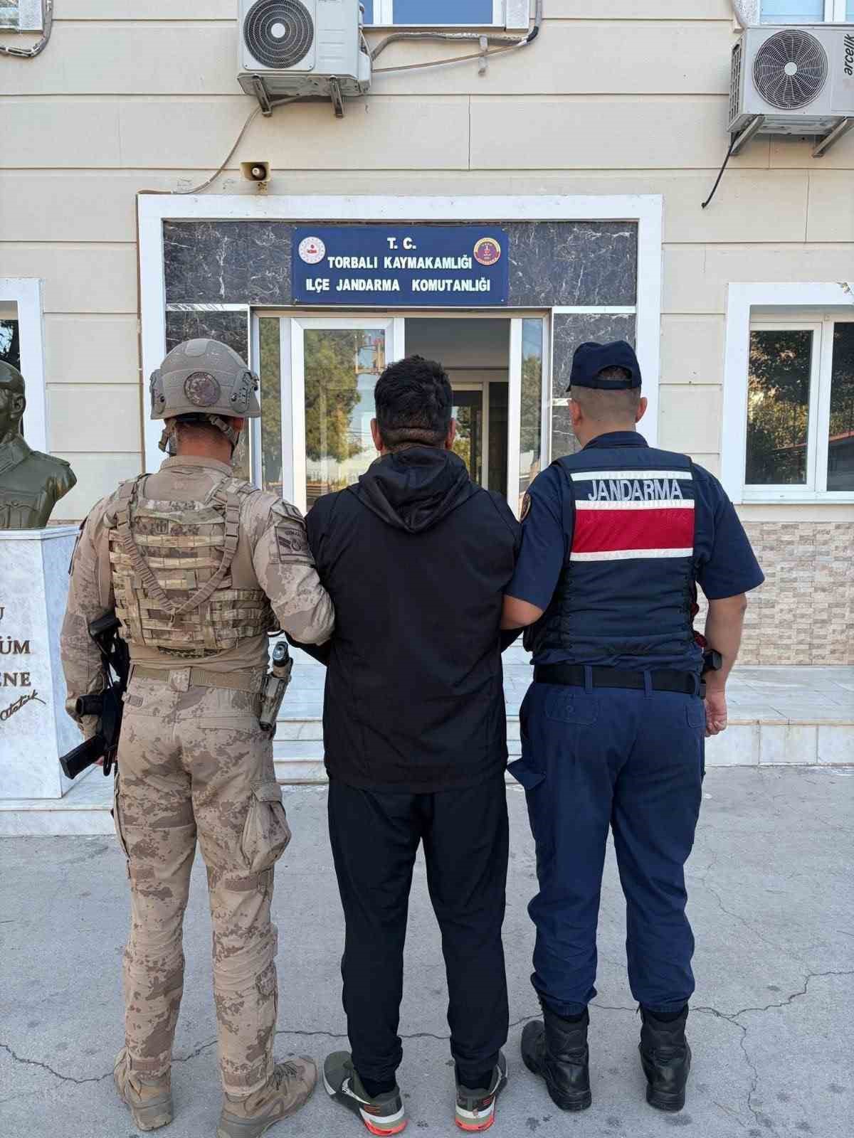 İzmir\'de jandarma, 25 yıl hapis cezalı firari ve faili firar şüpheliyi yakaladı