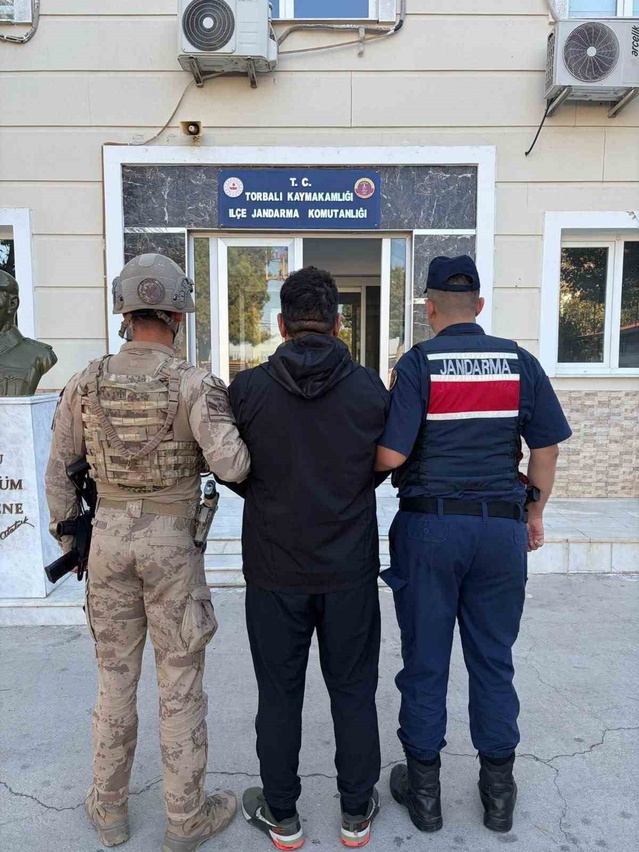 İzmir'de jandarma, 25 yıl hapis cezalı firari ve faili firar şüpheliyi yakaladı