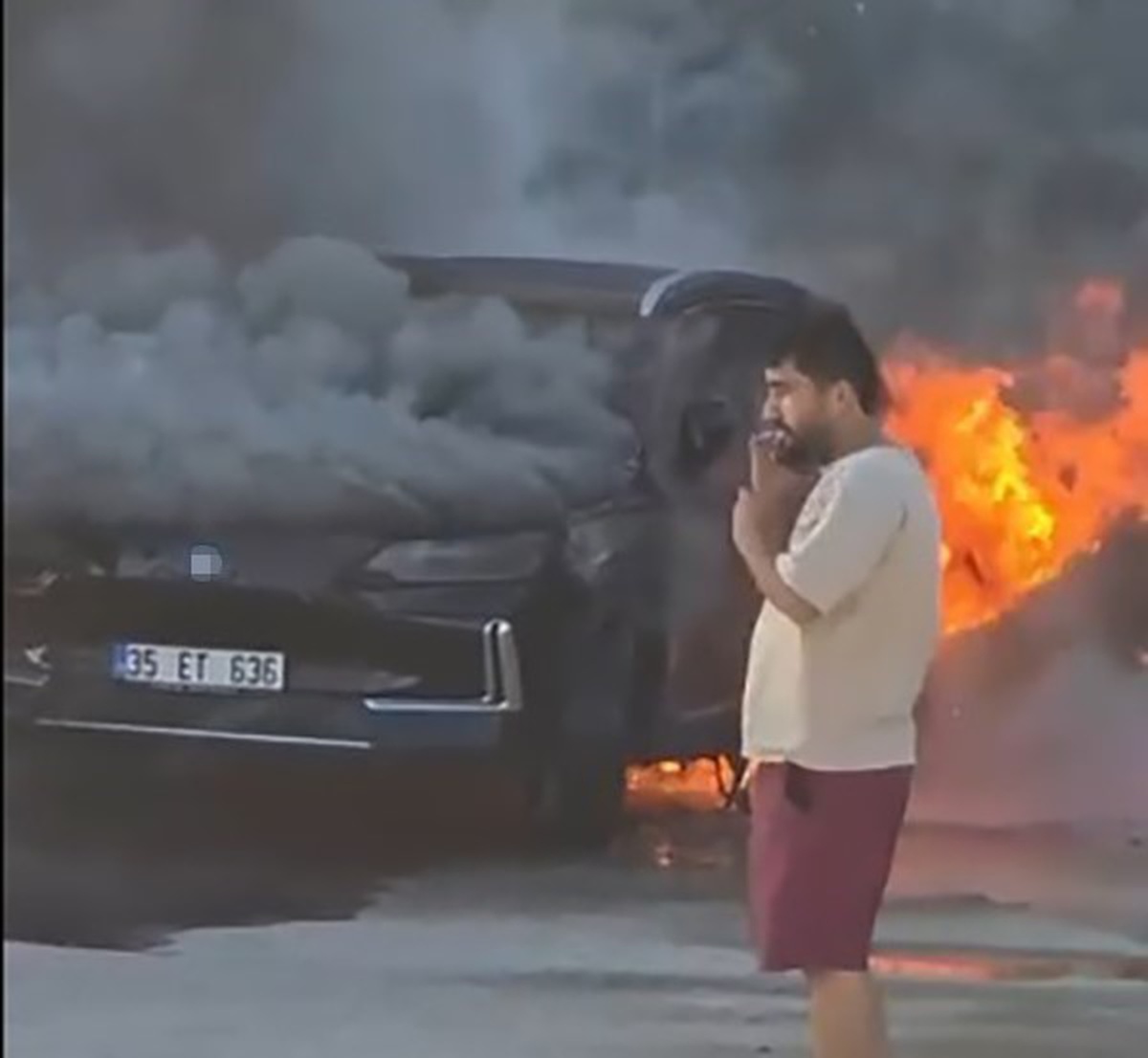 İzmir Torbalı\'da park halindeki elektrikli otomobil alev aldı, çevrede panik oluştu
