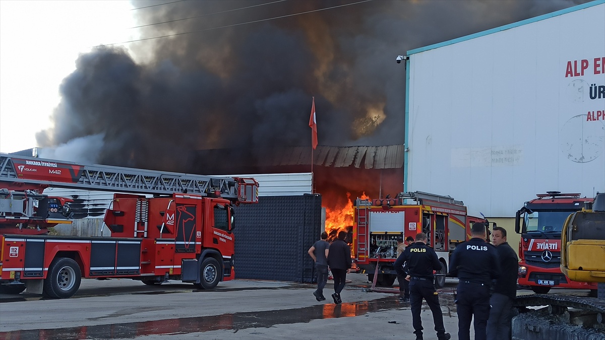 Kahramankazan\'da geri dönüşüm tesisindeki yangını itfaiye 2 saatte söndürdü