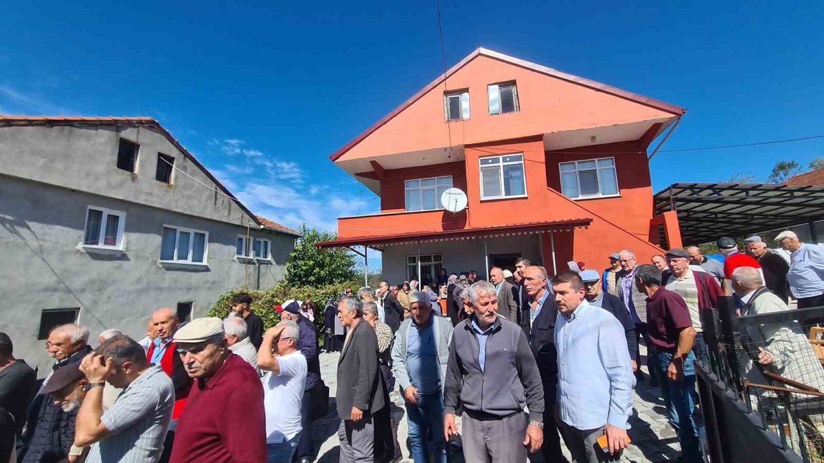 Zonguldak Çaycuma Serdaroğlu\'nda kalp krizi sonucu ölen 12 yaşındaki çocuk defnedildi