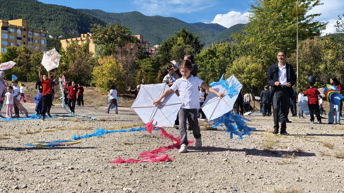 Karabük\'te öğrenciler, Gazze\'deki çocuklar için uçurtmaları gökyüzüne bıraktı
