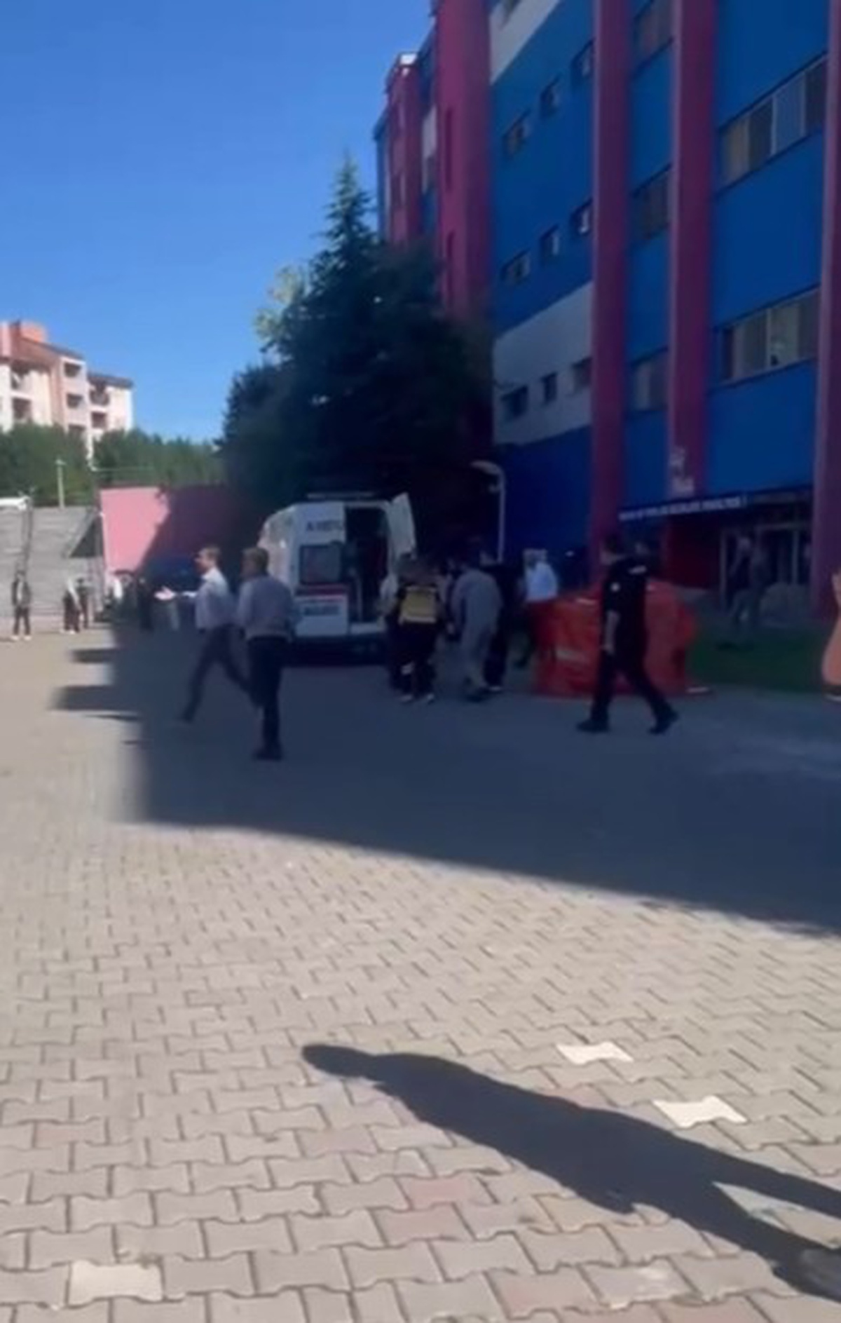 Karabük Üniversitesi\'nde öğrenci, 3. kattan yaklaşık 14 metre düşerek yaralandı