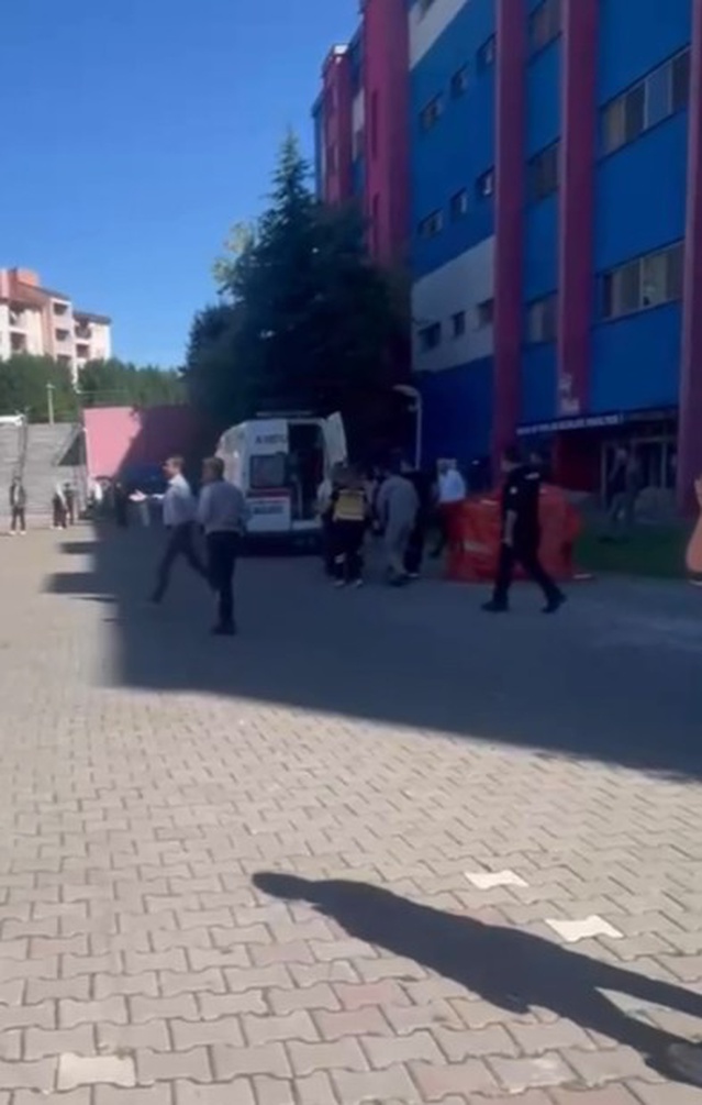 Karabük Üniversitesi'nde öğrenci, 3. kattan yaklaşık 14 metre düşerek yaralandı