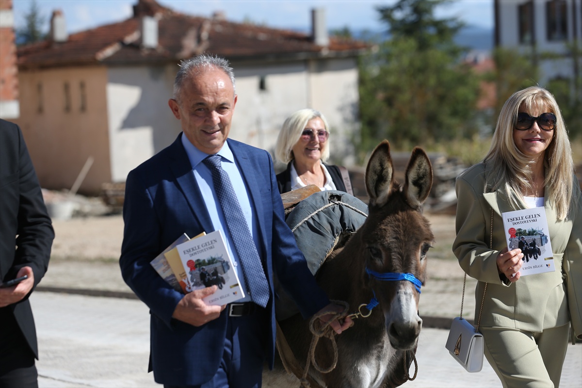 Karabüklü gurbetçi, eşekle getirdiği kitap ve kırtasiye malzemelerini öğrencilere dağıttı