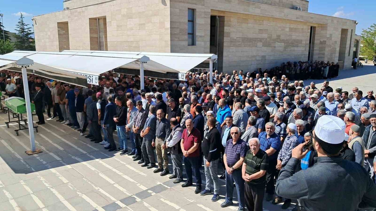 Karaman\'da evlerinde ölü bulunan karı kocanın cenazeleri iki ayrı yerde defnedildi