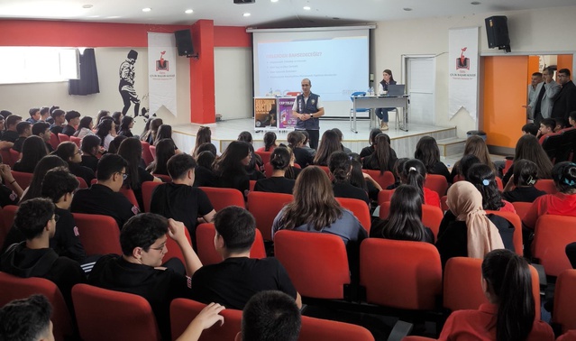 Siber Suçlarla Mücadele ekipleri, Kars'ta 120 öğrenciye farkındalık eğitimi verdi