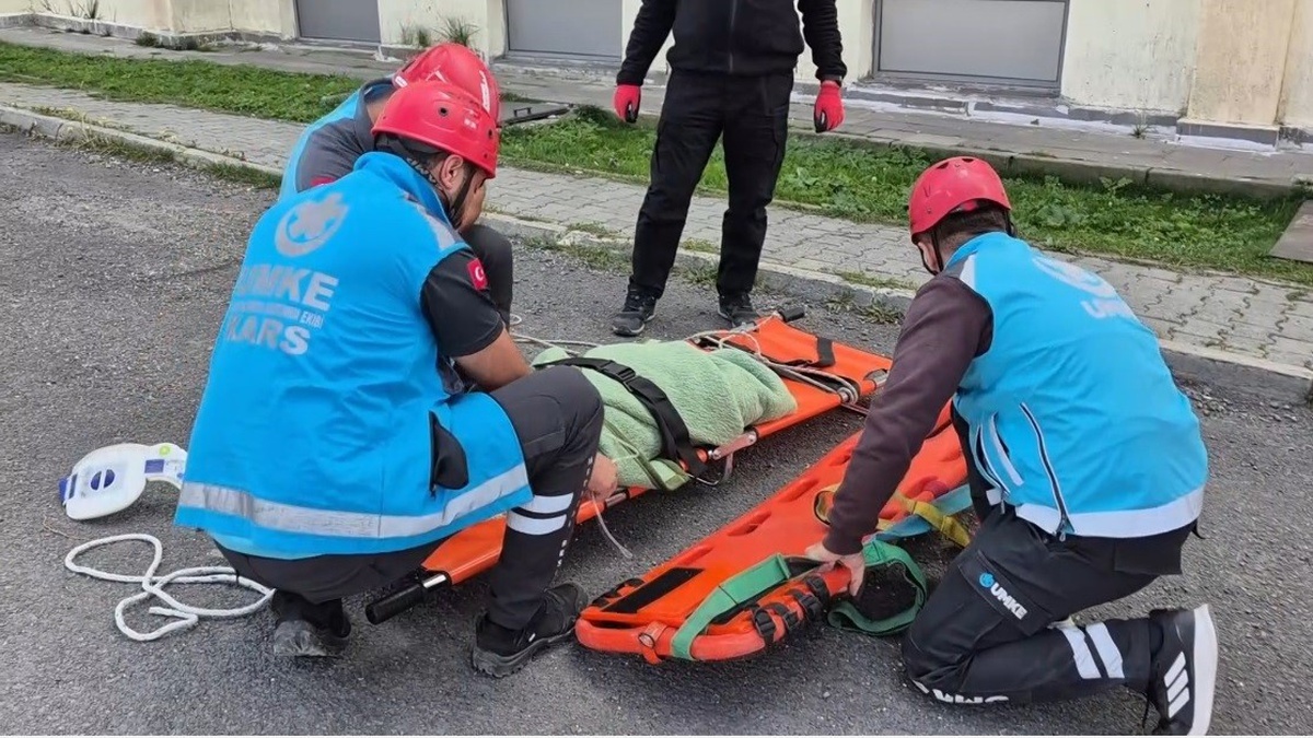 Kars Sarıkamış\'ta 6.5 büyüklüğünde deprem tatbikatında 2 yaralı sevk edildi