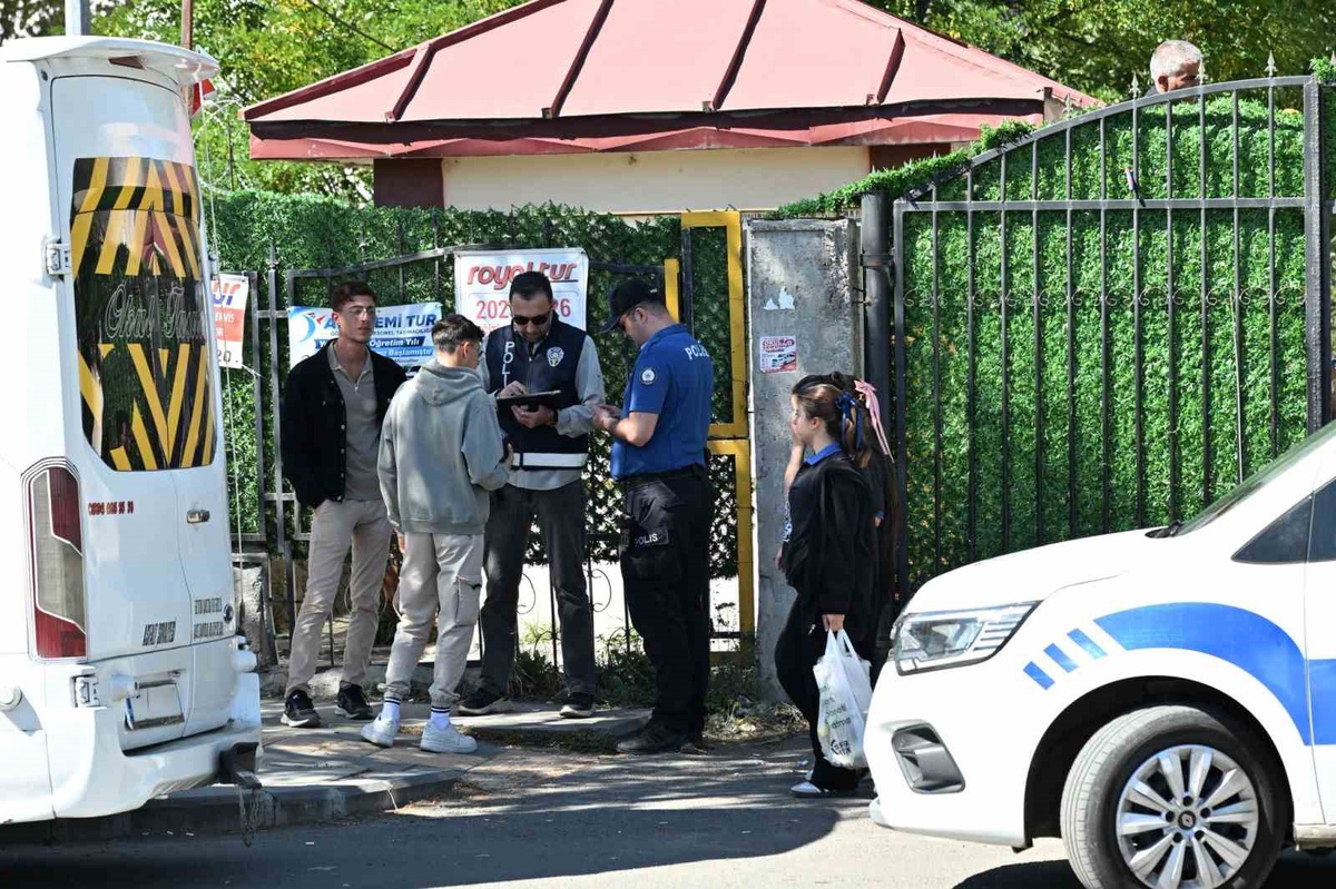 Kars\'ta emniyet ekipleri okul çevreleri ve servis araçlarını denetledi