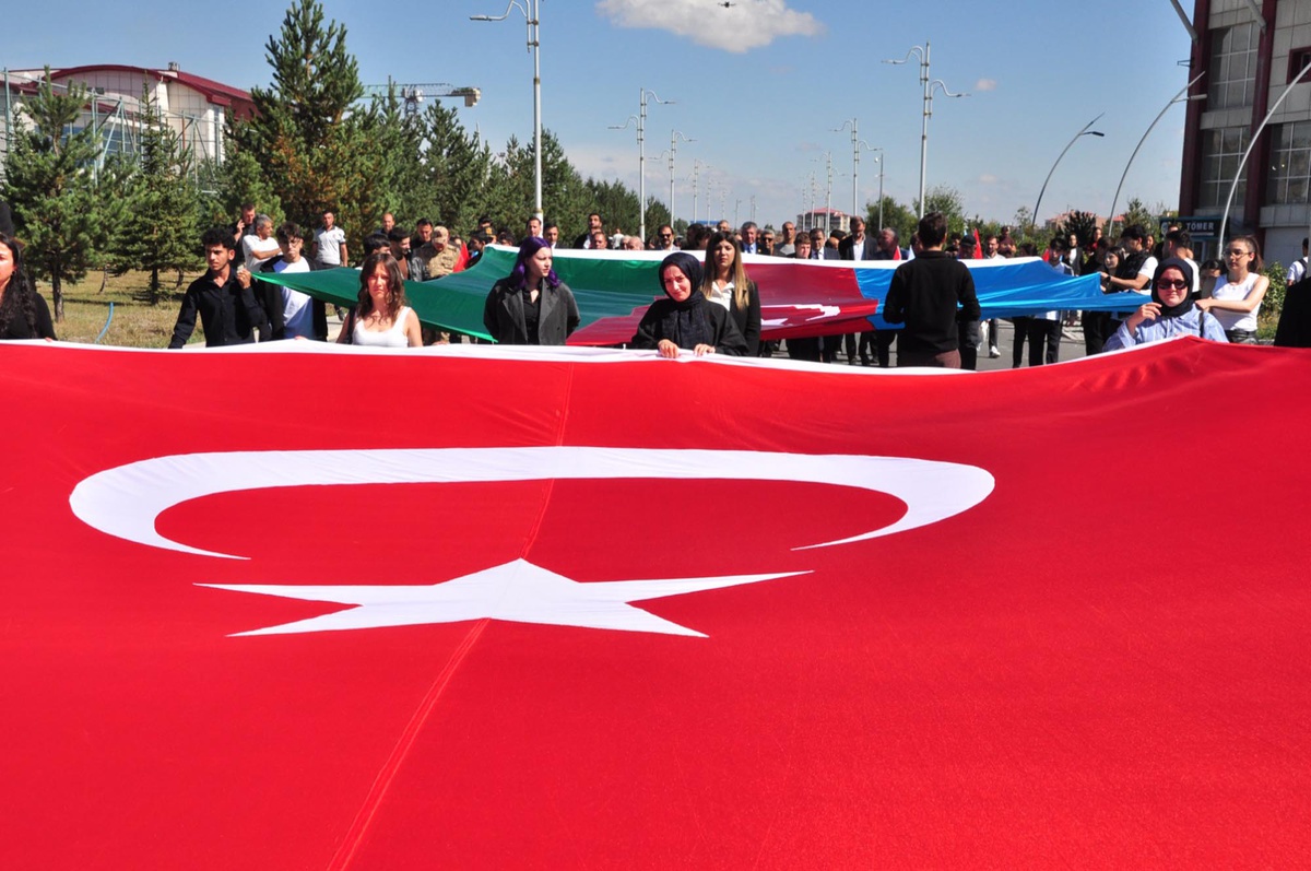 Kars\'ta Karabağ şehitleri için \'İki Devlet Tek Yürek\' yürüyüşü