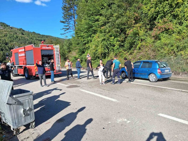 Kastamonu Şenpazar'da otomobilin motorunda çıkan yangını itfaiye söndürdü
