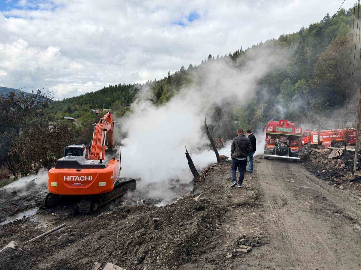 Kastamonu İnebolu\'da yanan 11 evin enkazı iş makineleriyle kaldırılıyor