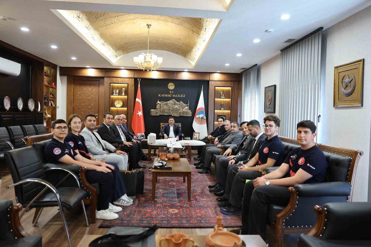 ABD\'de dünya birincisi olan GÖKTİM KartalAir takımını Kayseri Valisi Çiçek ağırladı