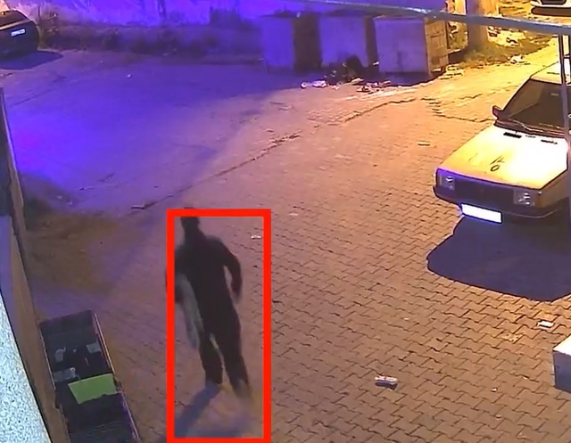 Evin önünde gördüğü halıyı böyle çaldı