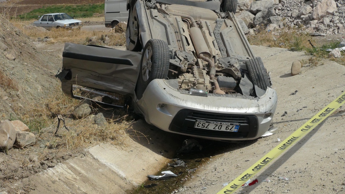 Kilis Şenlikçe\'de hafriyat kamyonuyla çarpışan hafif ticari araçtaki 3 kişi ağır yaralandı