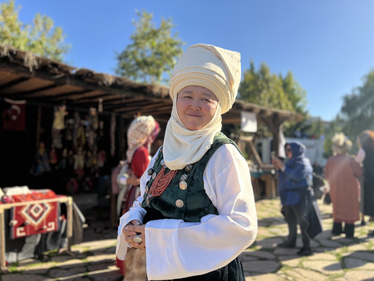 Asel Kalkanova, Kırgız kıyafetlerini Altınköy Türk Dünyası Festivali\'nde sergiledi