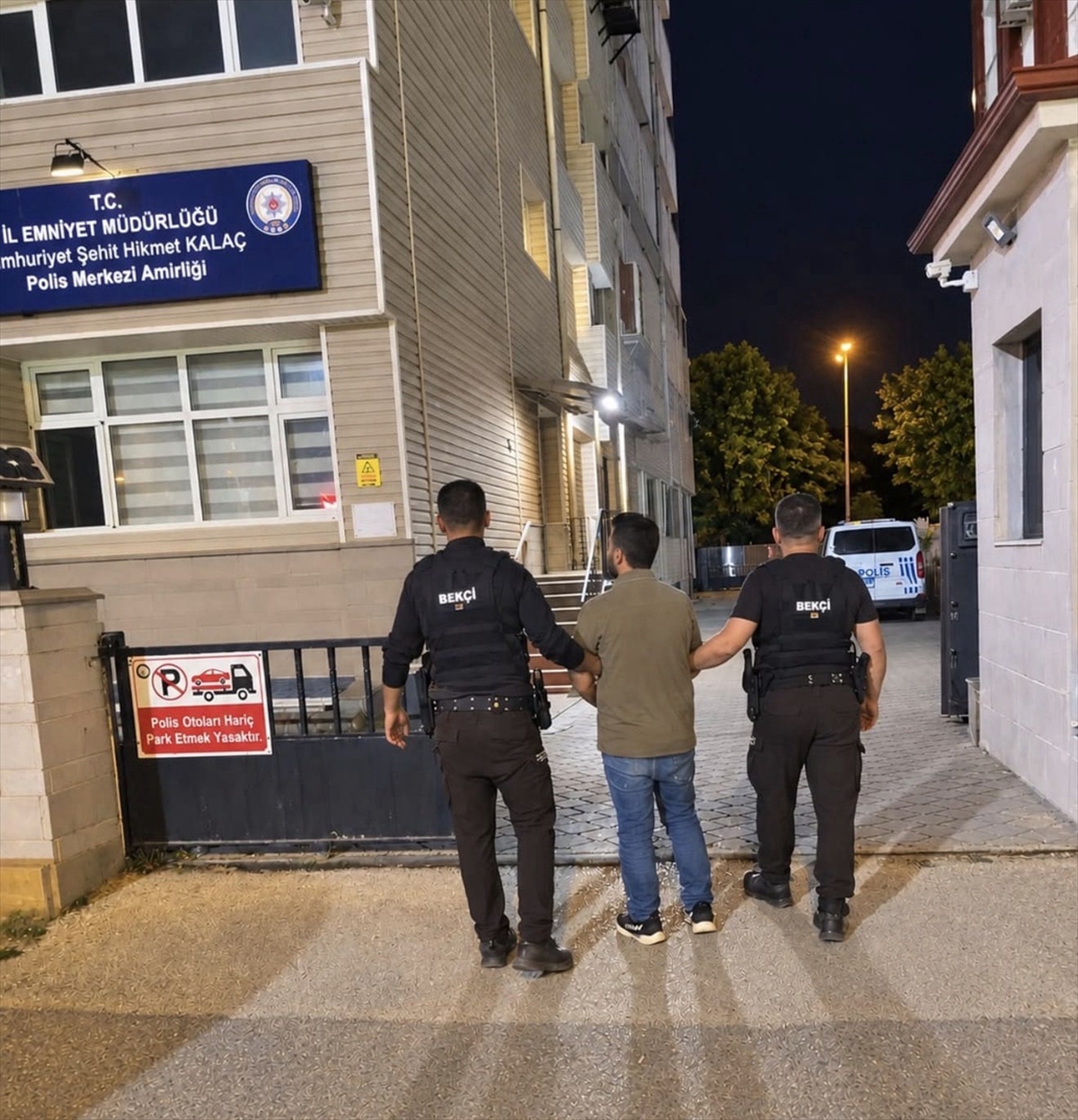 Kırıkkale polisi, hırsızlıktan 6 yıl hapisle aranan firari hükümlüyü araçta yakaladı