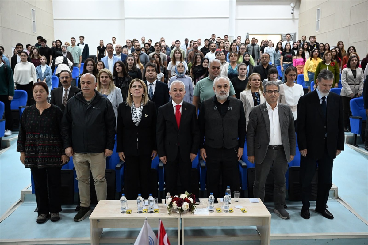 Teoman Duralı, KLÜ\'deki konferansta Felsefe Bölümü\'nün kuruluşuna katkılarıyla anıldı