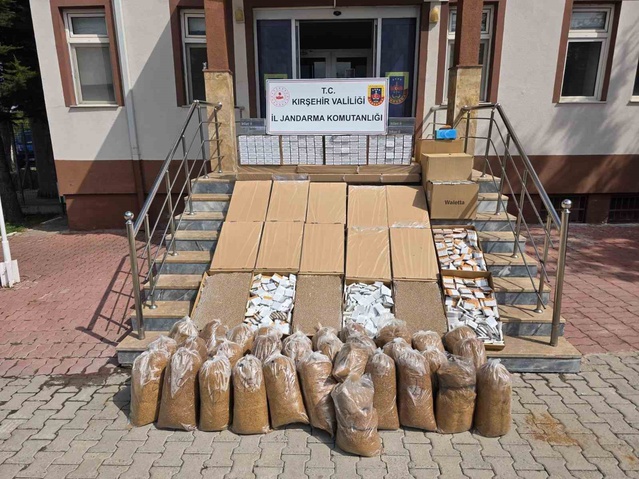KOM ve Jandarma Kırşehir Kaman'da 851 bin liralık makaron ve ekipmanı ele geçirdi