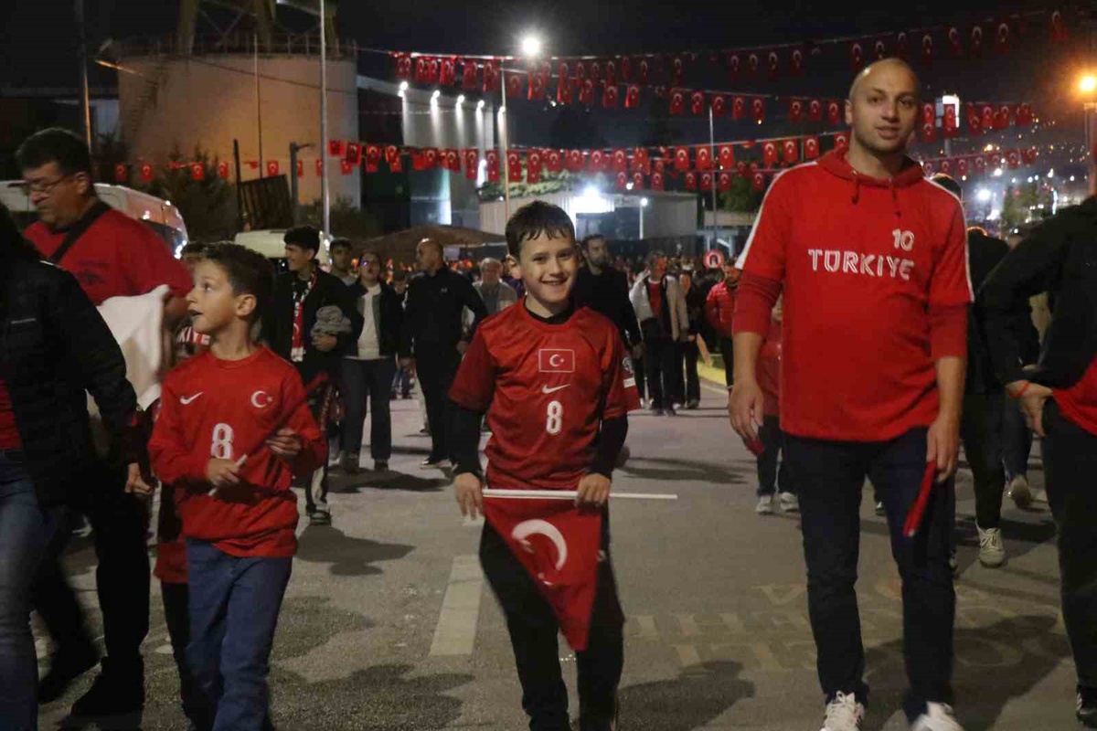 A Milli Futbol Takımı Fransa maçı öncesi Kocaeli\'de binlerce taraftarla buluştu