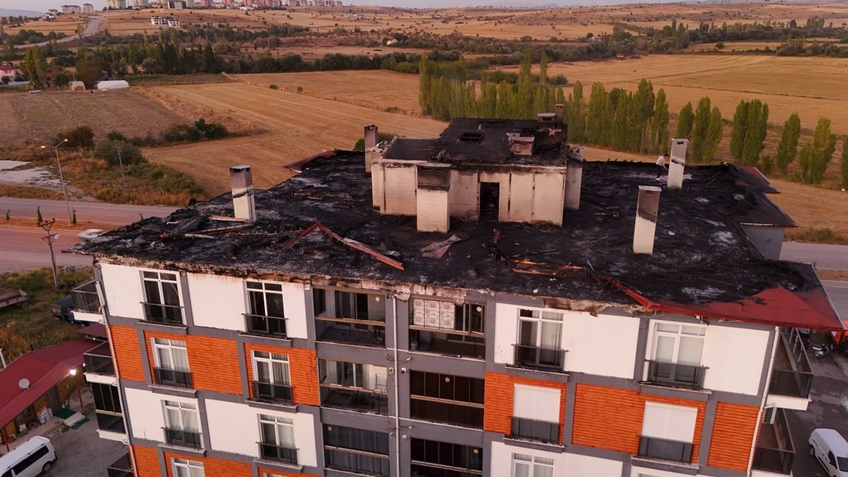 Konya Beyşehir\'de 5 katlı binanın çatısındaki yangında mahsur kalan usta kurtarıldı