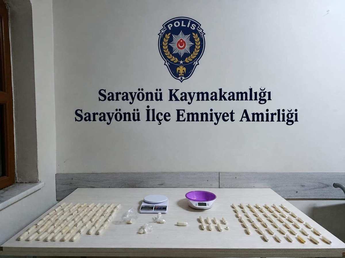 Konya Sarayönü\'nde 1 kilo 203 gram metamfetamin ele geçirildi, 3 tutuklama yapıldı