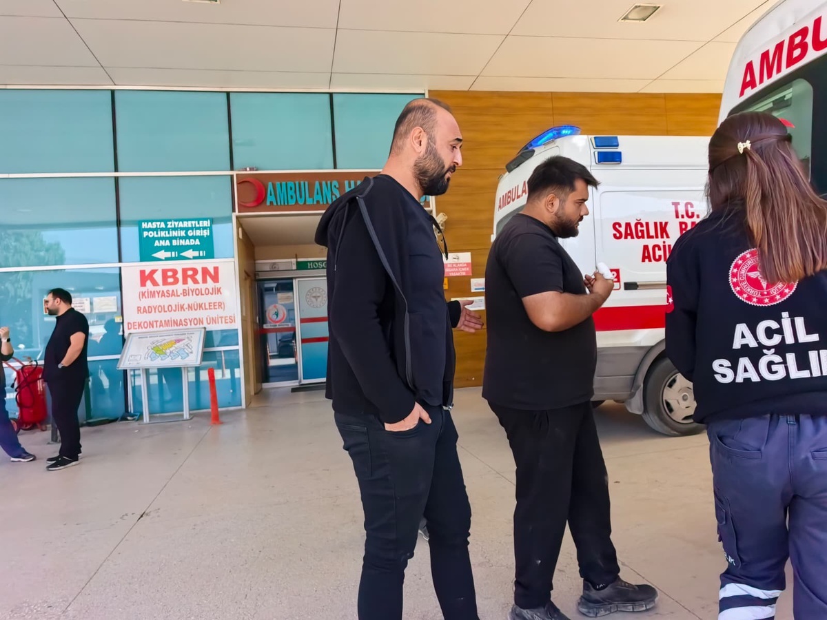 Kopan parmağı buz dolu poşetle hastaneye götürüldü