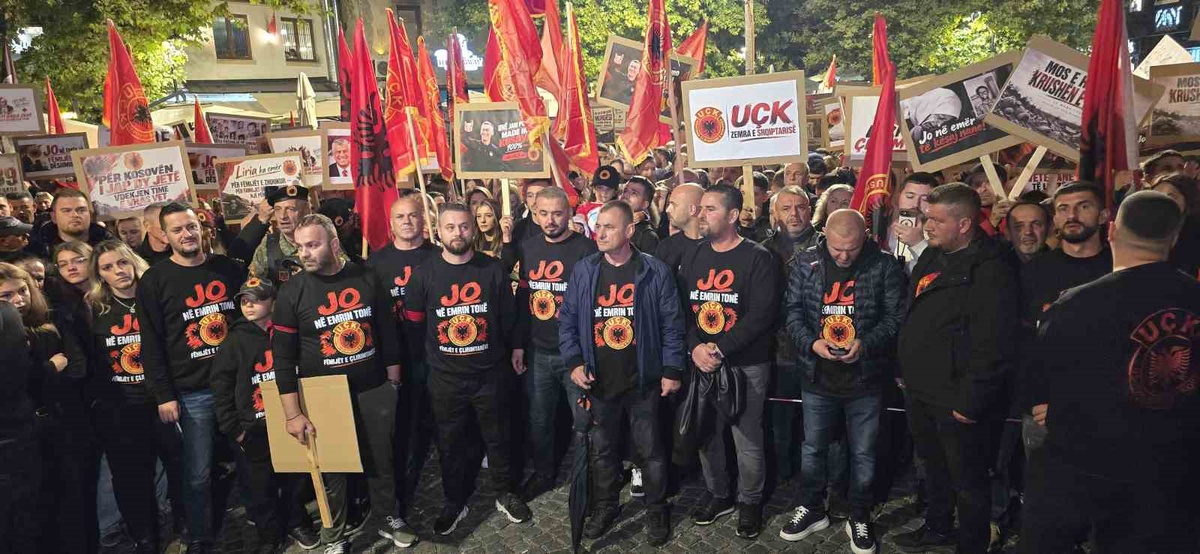 Kosova\'da Lahey\'in Thaçi\'ye verdiği 25 yıl hapis cezası kentlerde protesto edildi