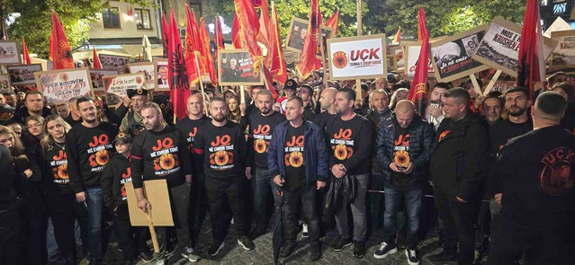 Kosova'da Lahey'in Thaçi'ye verdiği 25 yıl hapis cezası kentlerde protesto edildi