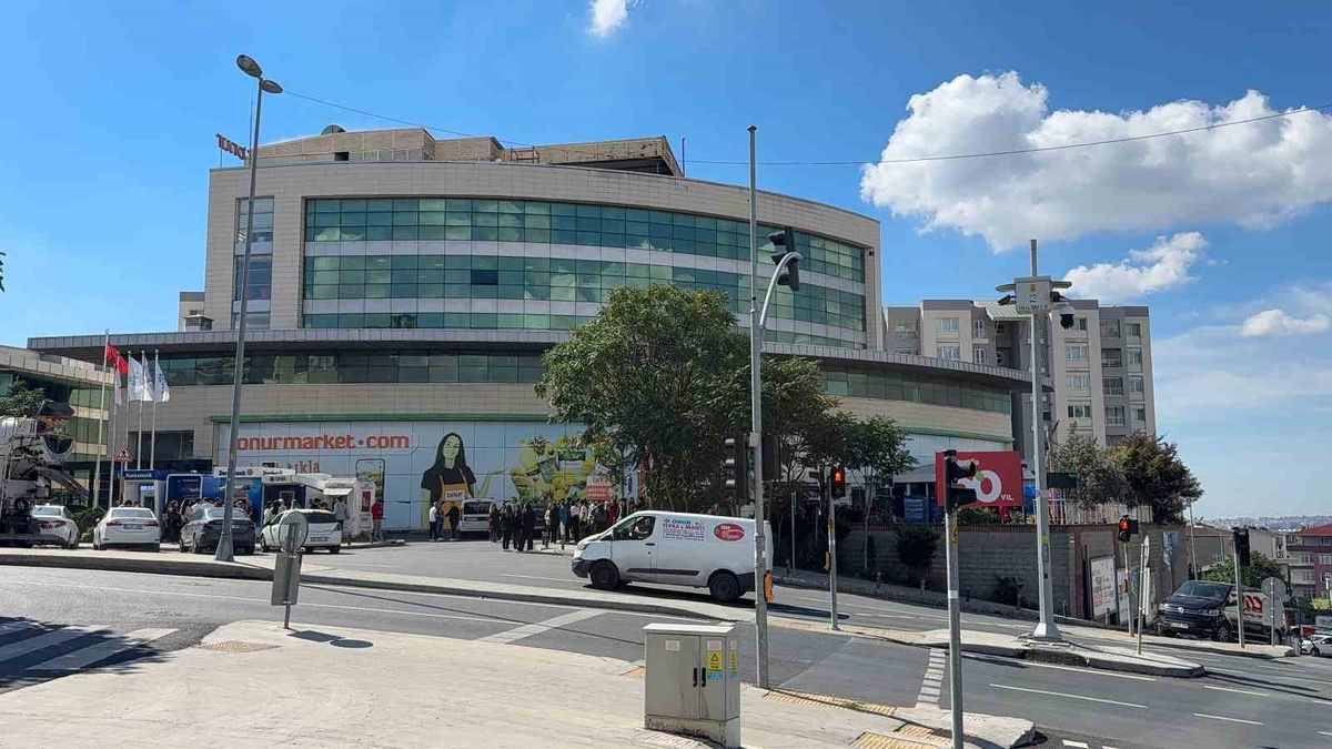 Küçükçekmece\'de otoparkta elektrikli otomobil yandı, market binası tahliye edildi