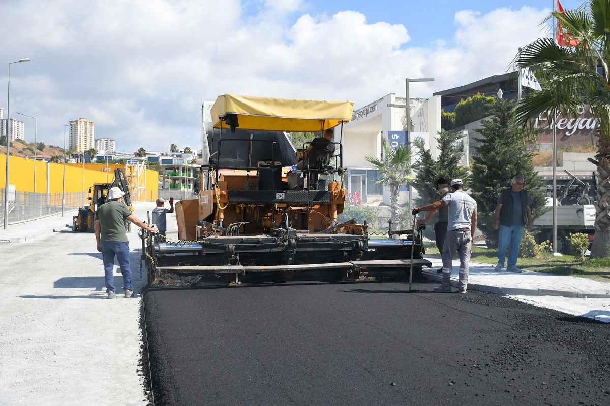 Kuşadası Belediyesi\'nin yol yapım ve bakım çalışmaları 68 noktada yürütüldü