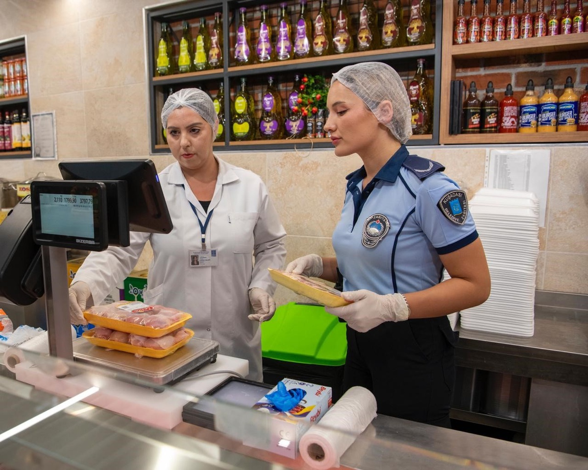 Kuşadası Belediyesi zincir marketlerde denetim yaptı, uygunsuz gıdalara el koydu