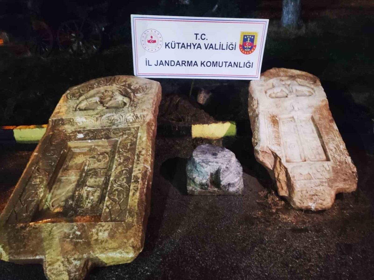 Kütahya Aslanapa\'da 2 Roma lahit kapağı ile tarihi yüzük ele geçirildi