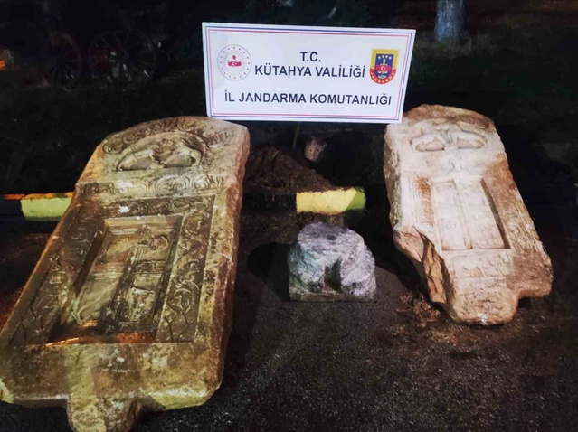 Kütahya Aslanapa'da 2 Roma lahit kapağı ile tarihi yüzük ele geçirildi