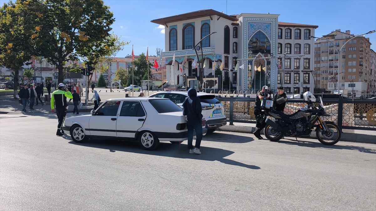 Kütahya\'da ehliyetsiz kişiye 221 bin lira ceza kesildi, araç 30 gün men edildi