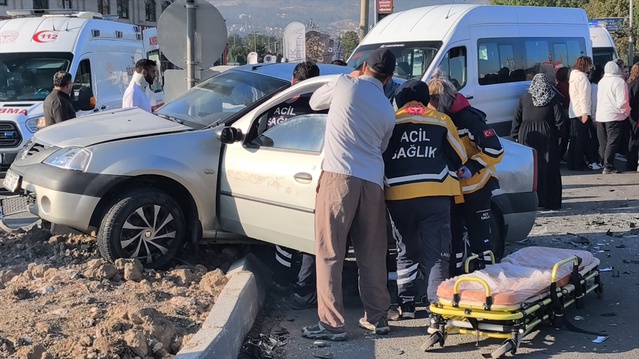 Kütahya-Eskişehir kara yolunda iki otomobilin çarpıştığı kazada 6 kişi yaralandı
