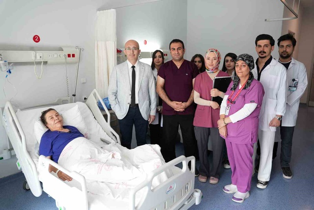 Karın ağrısı şikayetiyle hastaneye başvurdu, yumurtalığından 4 bebek ağırlığında kitle çıktı