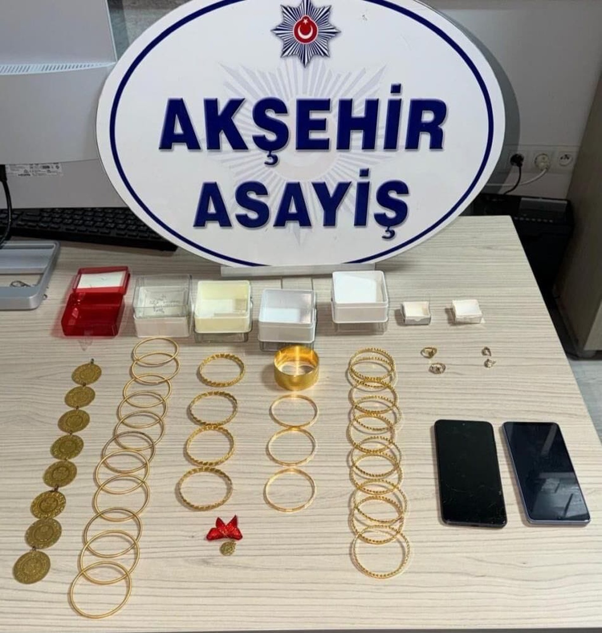 Manisa Kırkağaç\'ta kendini polis diye tanıtan kişiler 6 milyon TL\'lik ziyneti aldı