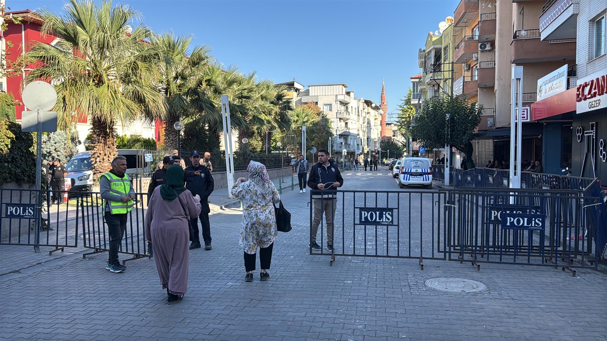 Manisa Turgutlu\'da 10 şüpheli adliyeye sevk edildi, 3\'ü ağır 11 öğrenci yaralandı