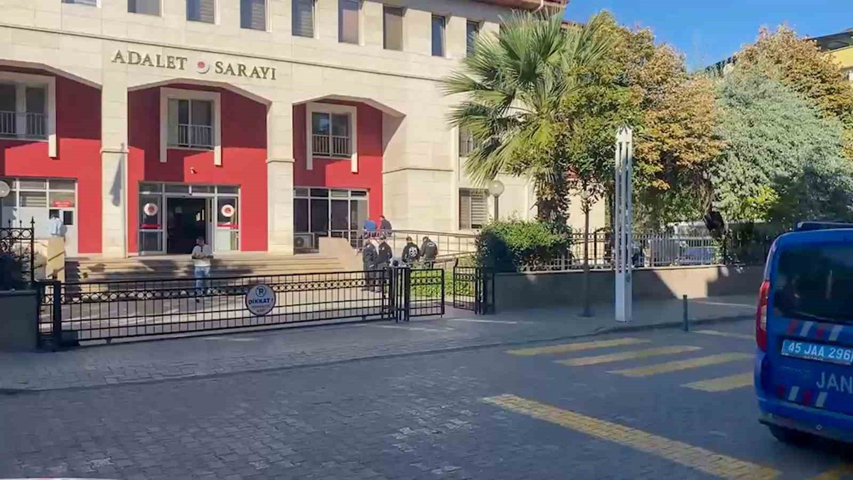 Manisa Turgutlu\'da 11 öğrencinin yaralandığı saldırıda 10 şüpheli adliyeye sevk edildi