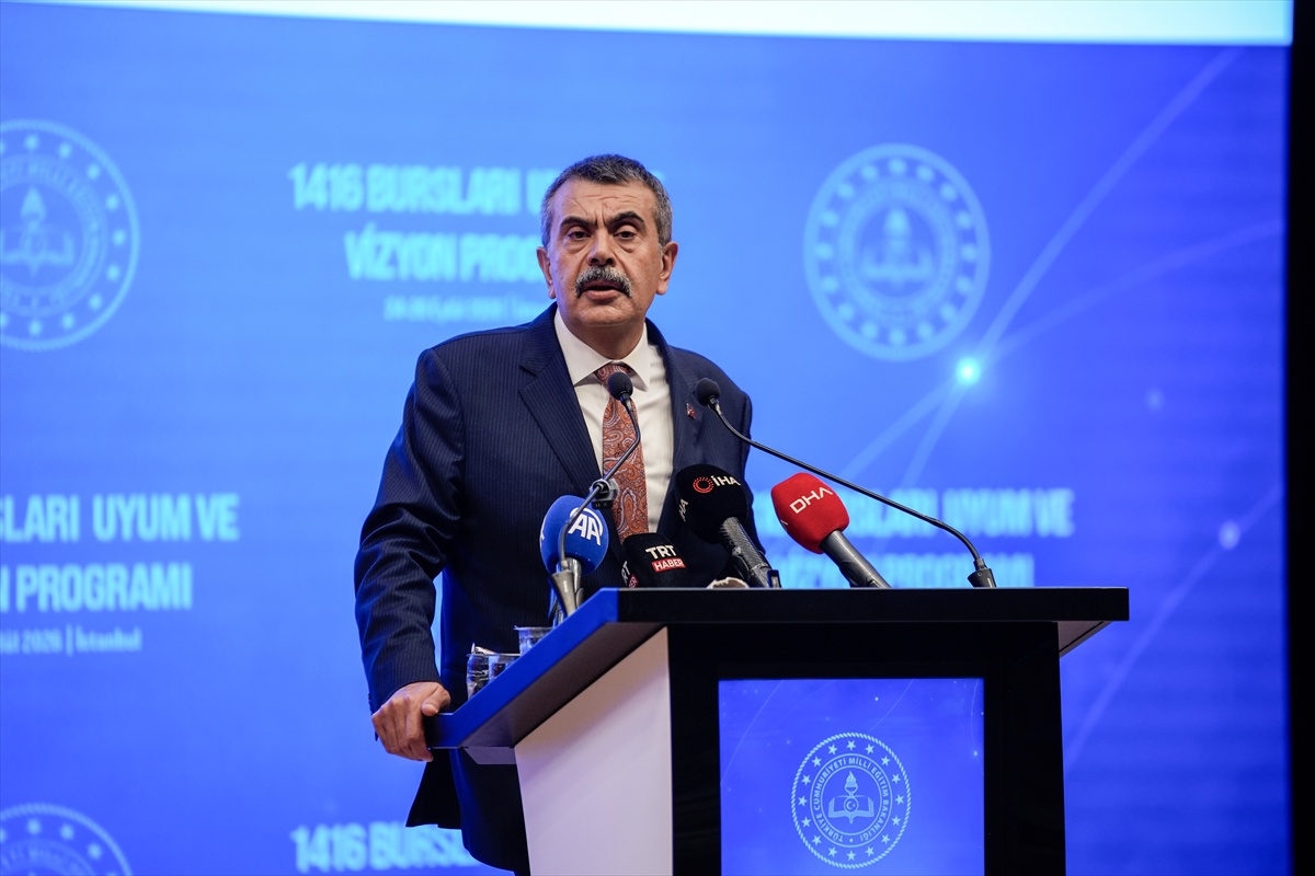 MEB Bakanı Tekin, bursiyerleri yurt dışında anlamsız hayranlık konusunda uyardı